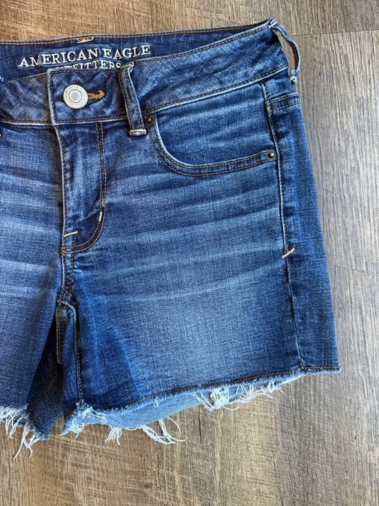 American Eagle Women’s Distressed Denim Frayed Cutoff Shorts Medium Blue Size 4 - Picture 3 of 11